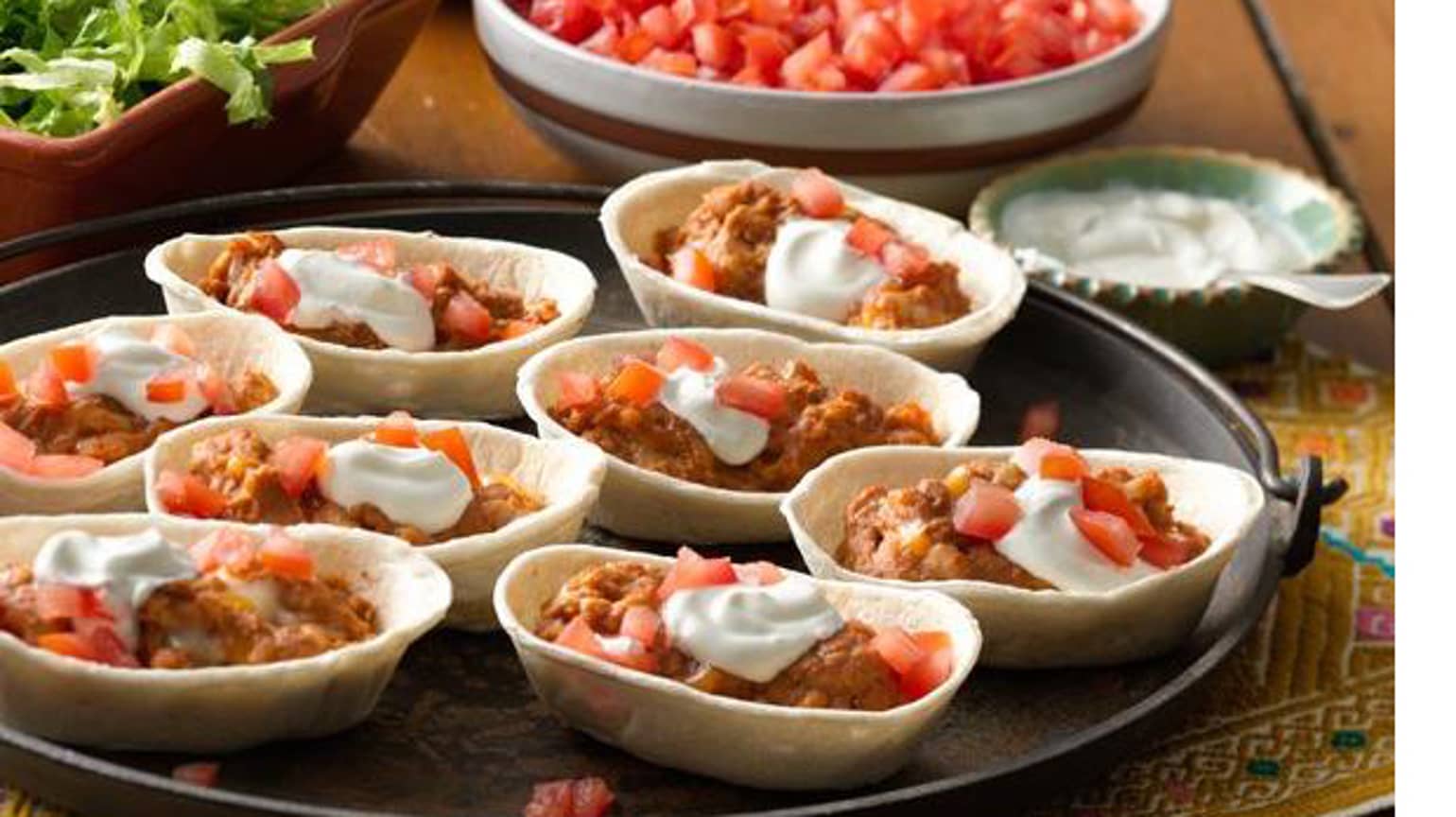 Mini-Tacos mit Käse-Refried-Beans-Füllung 